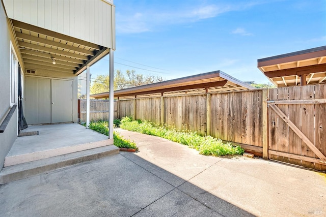 1008 Los Gamos Rd Unit F, San Rafael, CA 94903 - fenced backyard featuring a patio area and a gate