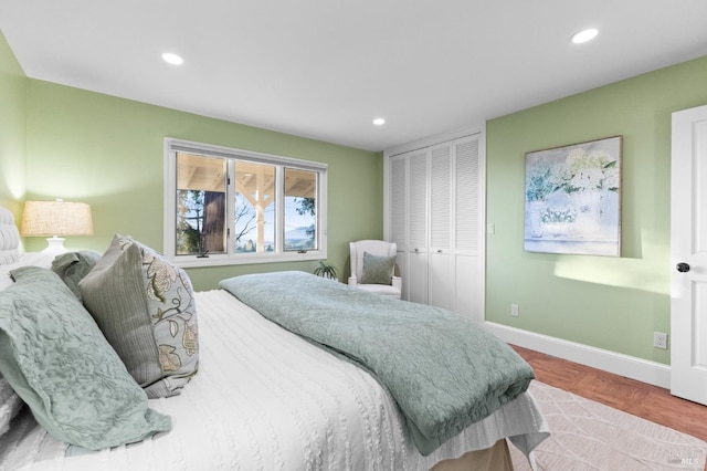 bedroom featuring baseboards, a closet, and recessed lighting
