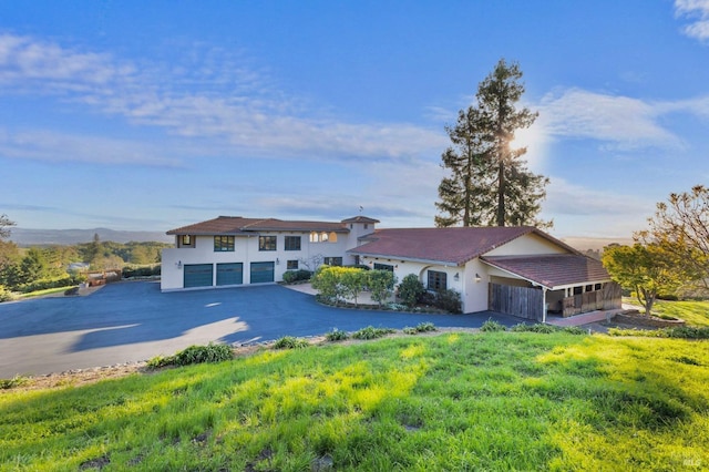 view of front of property featuring stucco siding, driveway, and a garage