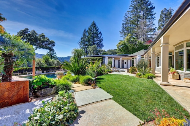 view of yard with a mountain view