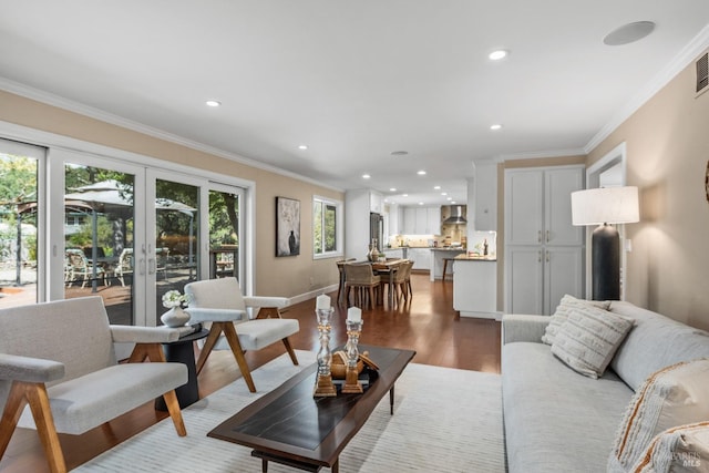 living room with baseboards, wood finished floors, recessed lighting, and crown molding