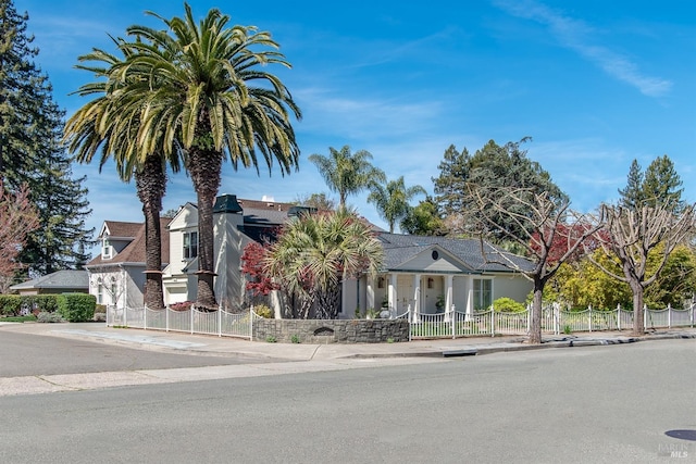 view of front of property with a fenced front yard