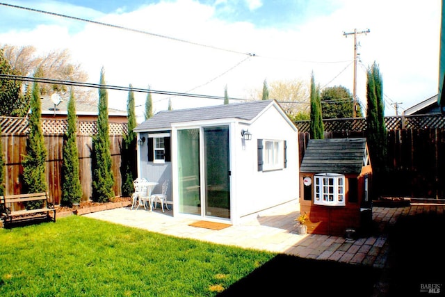 224 Walnut St, Suisun City, CA 94585 - view of outdoor structure with an outbuilding and a fenced backyard