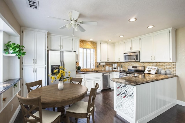 6705 Palmtree Ct, Fair Oaks, CA 95628 - kitchen featuring backsplash, visible vents, appliances with stainless steel finishes, a sink, and a peninsula