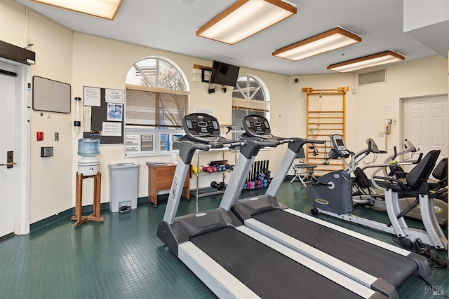 exercise room featuring baseboards