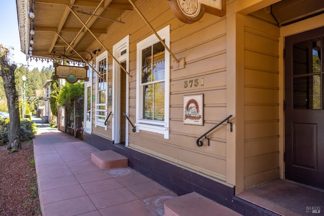 property entrance featuring covered porch