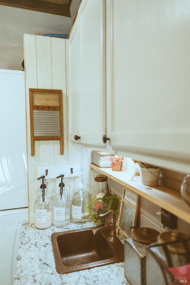 bathroom featuring a sink