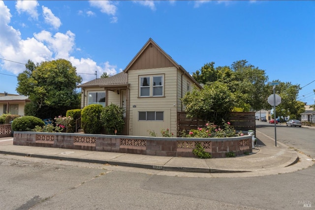 view of front facade featuring a fenced front yard