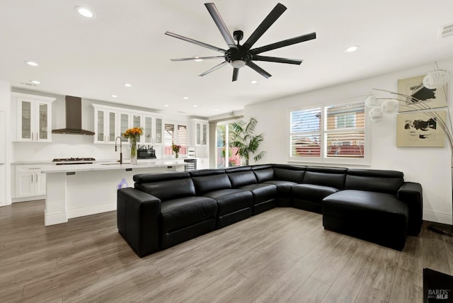 living area with visible vents, light wood-style floors, recessed lighting, and a ceiling fan