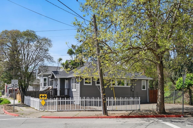 view of front facade featuring a fenced front yard