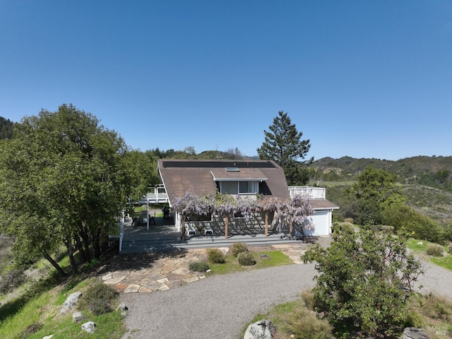 view of front of house featuring an attached garage and dirt driveway