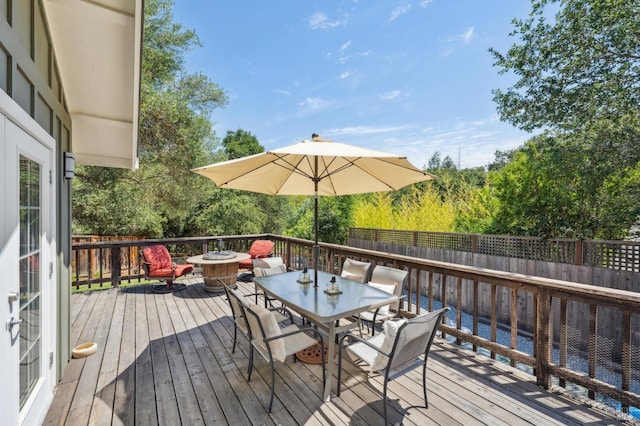 deck with fence and outdoor dining space