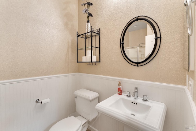 8568 Pinehollow Cir, Discovery Bay, CA 94505 - half bath featuring wainscoting, a sink, and toilet