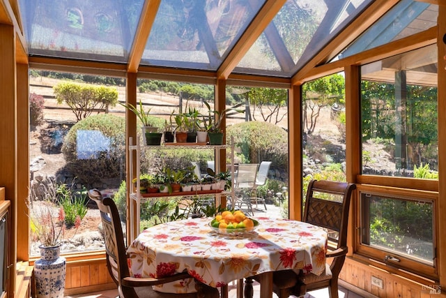 sunroom with lofted ceiling