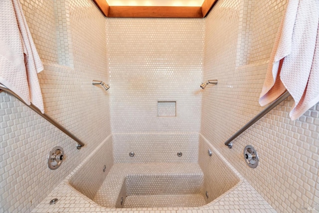 bathroom featuring tiled shower
