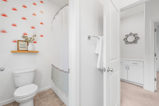 full bathroom featuring baseboards, toilet, and curtained shower