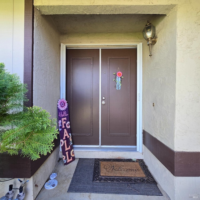 property entrance with stucco siding