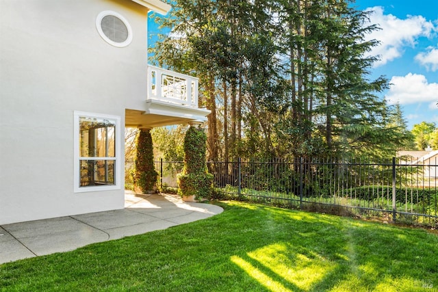 2909 Quail Hollow Dr, Fairfield, CA 94534 - view of yard featuring a balcony, a patio area, and fence