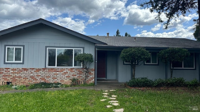 175 Nehoc Ct, Ukiah, CA 95482 - ranch-style home featuring board and batten siding, a shingled roof, and a front lawn