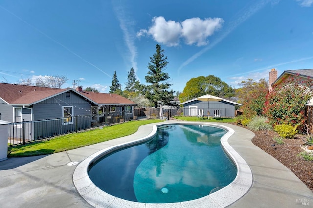 view of swimming pool