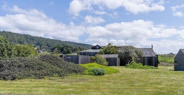view of yard featuring an outbuilding and an outdoor structure