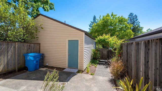 view of outdoor structure featuring a fenced backyard and an outdoor structure