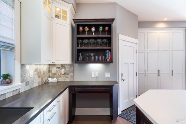 bar featuring recessed lighting and tasteful backsplash