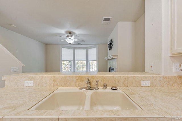 bathroom featuring a sink, visible vents, and ceiling fan