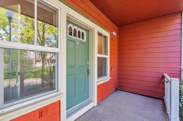 entrance to property featuring covered porch