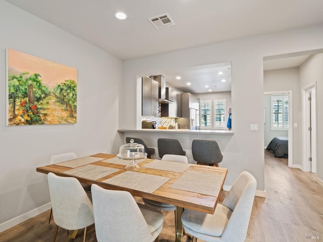 dining space featuring wood finished floors, visible vents, recessed lighting, and baseboards