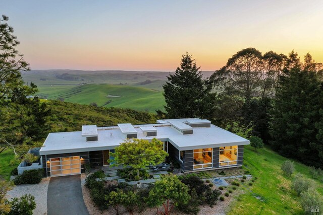 view of front of property featuring driveway