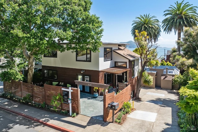 view of front of home featuring a fenced front yard