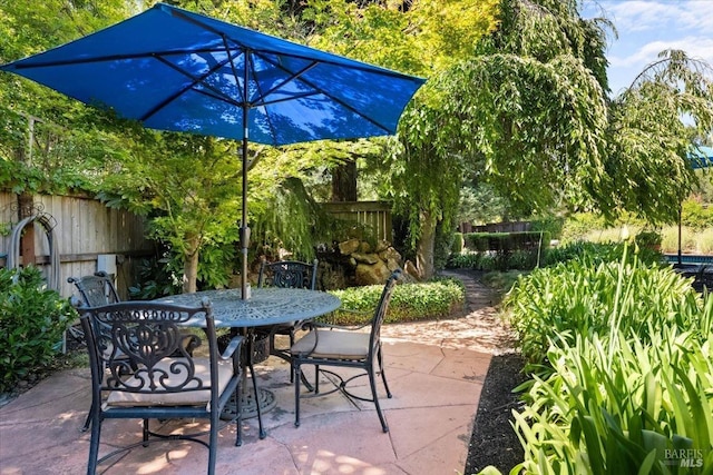 433 Tee Ct, Healdsburg, CA 95448 - view of patio / terrace featuring outdoor dining space and fence