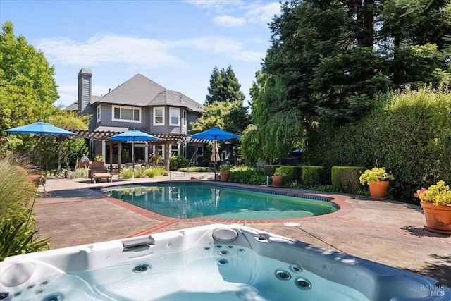 433 Tee Ct, Healdsburg, CA 95448 - view of swimming pool featuring a patio area and an outdoor hot tub