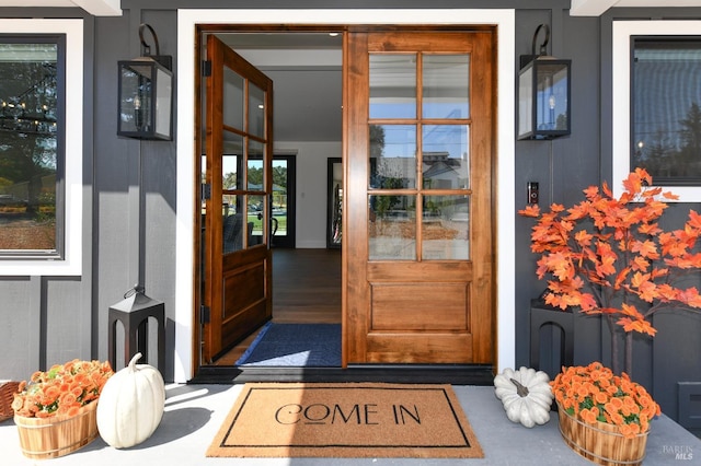 property entrance with covered porch
