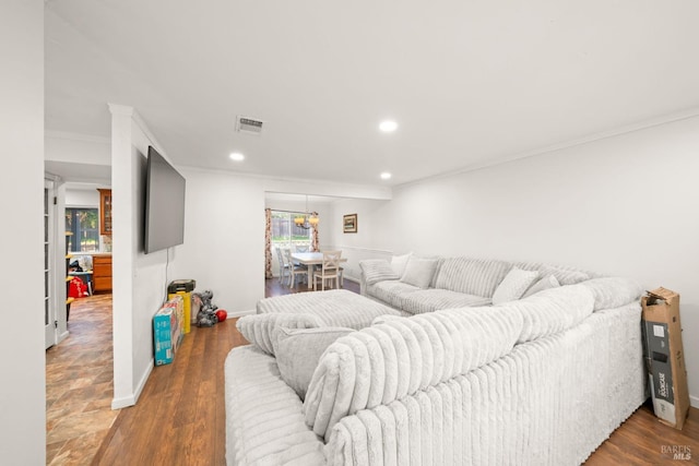 living area with visible vents, baseboards, recessed lighting, and wood finished floors