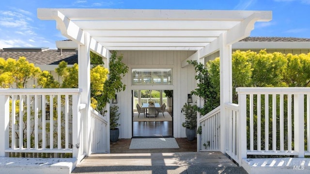 entrance to property featuring a wooden deck