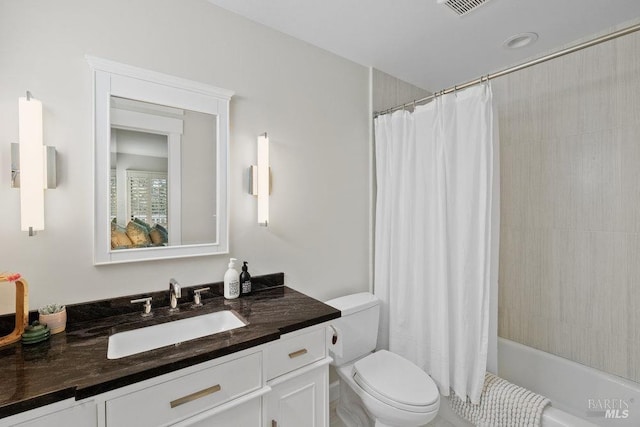 bathroom with shower / bathtub combination with curtain, vanity, visible vents, and toilet