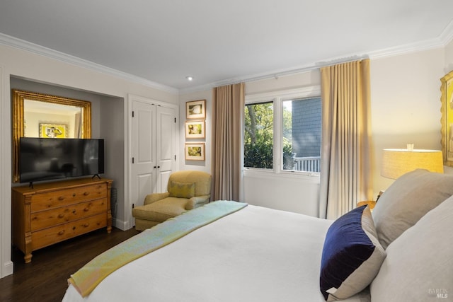 bedroom featuring dark wood finished floors, recessed lighting, baseboards, ornamental molding, and a closet