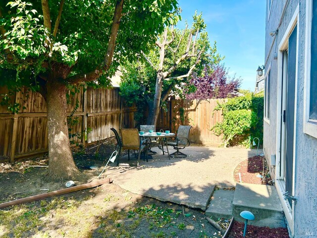 261 Bridgewater Cir, Suisun City, CA 94585 - fenced backyard with a patio area and outdoor dining space