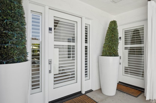 view of exterior entry with stucco siding