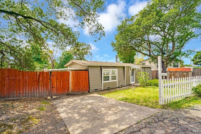 view of front of home featuring fence, crawl space, and a front yard