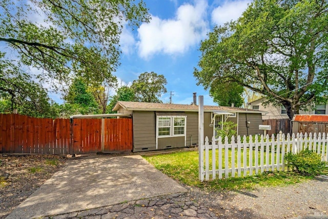 view of front facade featuring crawl space, a front lawn, a gate, and a fenced front yard