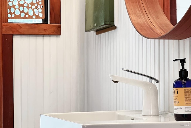 bathroom featuring a sink