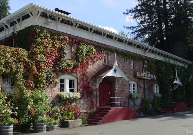 view of front facade with brick siding