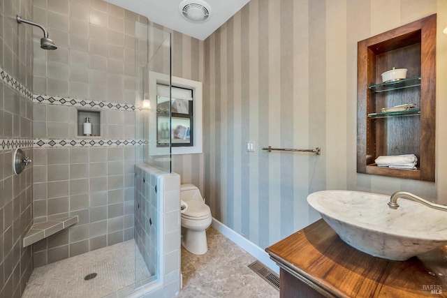 full bathroom with tiled shower, visible vents, baseboards, and wallpapered walls