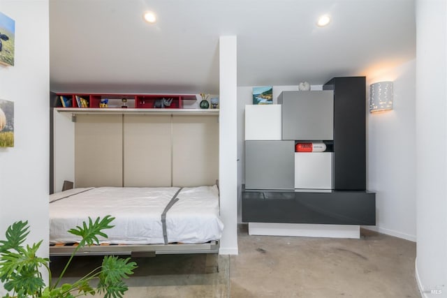 bedroom featuring recessed lighting, baseboards, and concrete flooring
