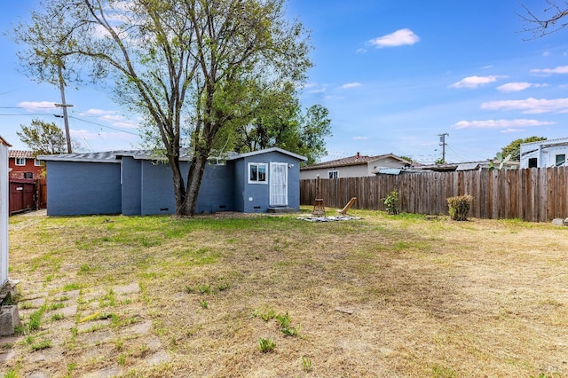 view of yard with fence and an outbuilding