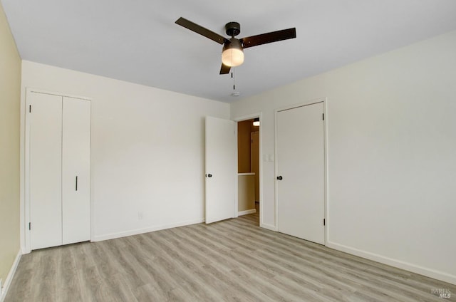 unfurnished bedroom featuring light wood-style floors, baseboards, and ceiling fan