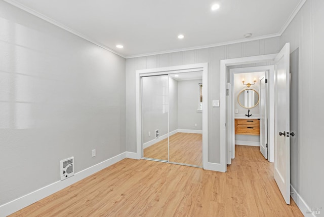 unfurnished bedroom with a closet, baseboards, ornamental molding, recessed lighting, and light wood finished floors